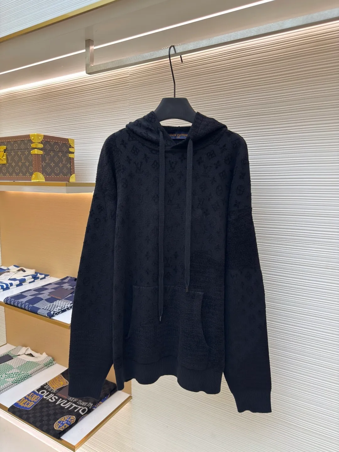 LOUIS VUITTON Jacquard hooded long-sleeved sweatshirt ●Authentic product: Purchased and developed for 14999 ●Item number: 1680357-B10 ●Material: fine cotton yarn fabric ●Technology: jacquard production ●Version: fitted version ●Weight: about 925 grams ●Size: S-M-L-XL ●Description: 40 counts of high-quality fine cotton yarn and 18 counts of rayon centipede loose yarn. Using a Japanese imported machine (Muratec) 14 knitting machine, wool jacquard. Washed wool, customized 1:1 trademark, loose fit. , the color is consistent without color difference. It can be matched with the same style to create a fashionable look, and can be used in various occasions. Customized accessories, complete with three standards, same style for men and women!